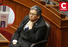 Congresista Jorge Flores regala botellas de vino con su imagen y el logo del Congreso por Navidad