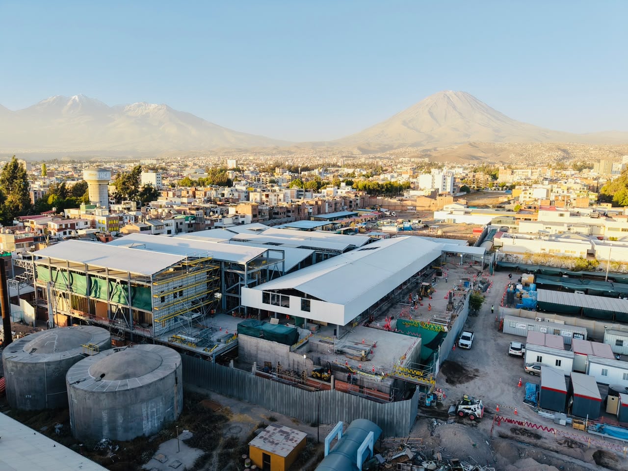 El hospital de contingencia del IREN Sur tiene 60% de avance y prevé culminar para diciembre (Foto: ANIN)