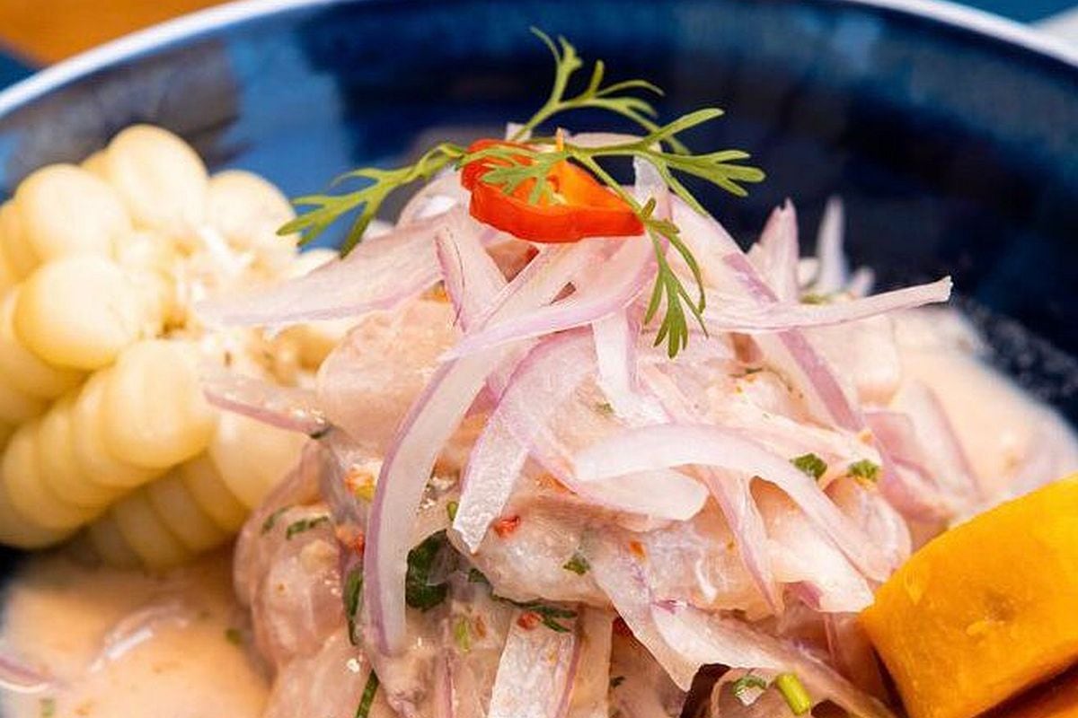 El tradicional plato peruano que se ha convertido en el plato bandera viene acompañado de zarandaja, tortita de choclo, chifles y cancha serrana. (Foto: Terminal Pesquero)