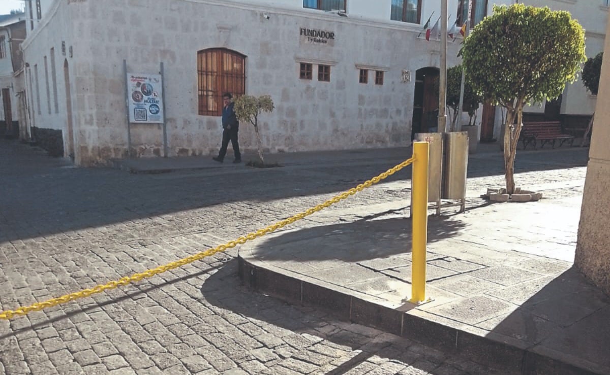 Colocación de cadenas y vallas de metal en el barrio San Lázaro del Cercado de Arequipa. Foto: GEC.