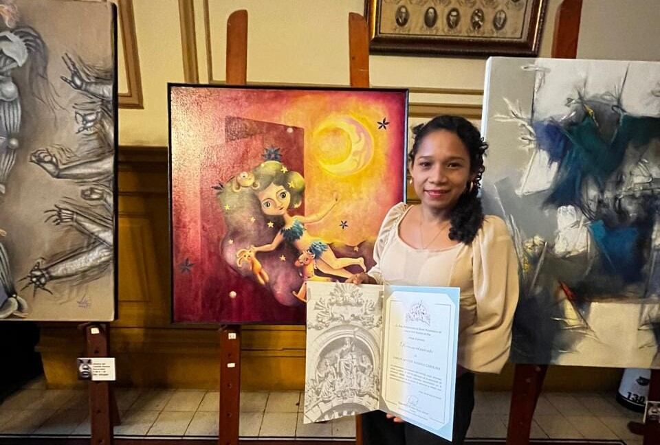 La plástica Rossina Carlos Aponte, presenta muestra "Nosotras hacemos la historia".