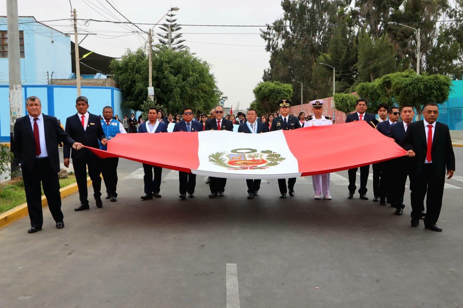 Pisco rinde solemne homenaje a la patria por los 66 años del colegio Bandera del Perú