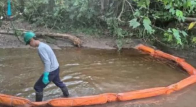 Empresa activó plan de emergencia, detuvo la salida de crudo y autoridades supervisan impacto ambiental