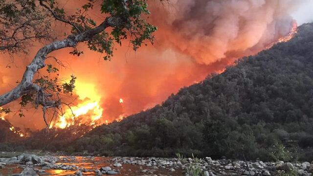 EE.UU.: Bomberos luchan para controlar incendios forestales en California