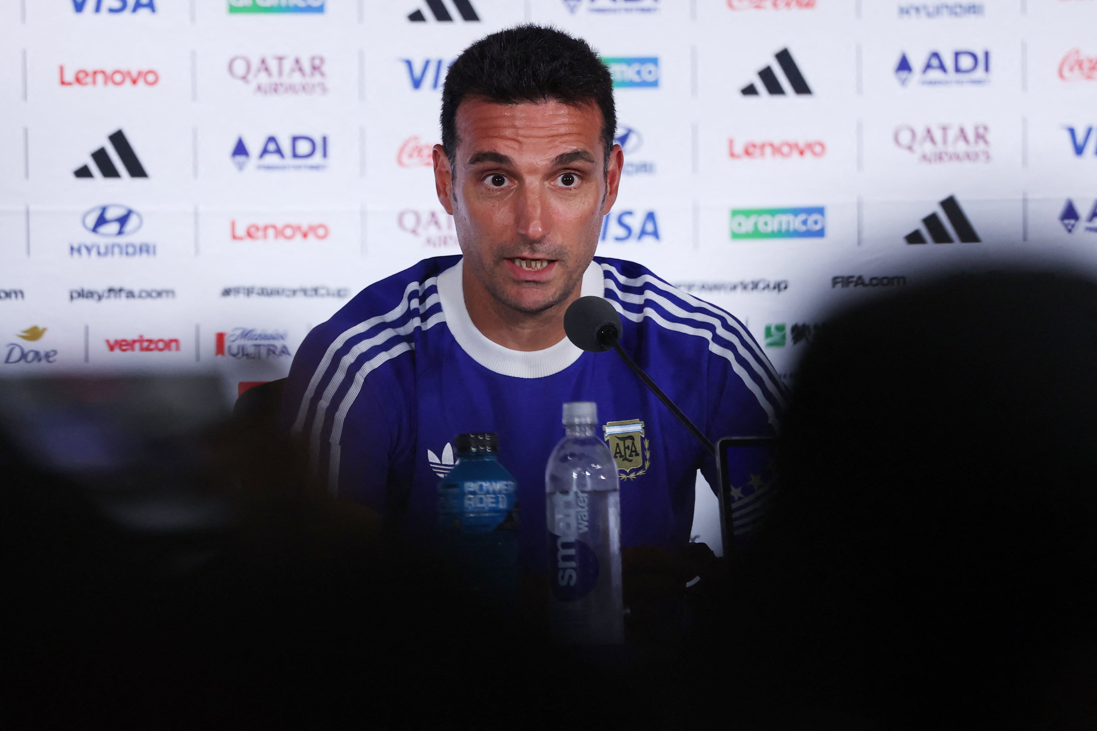 Lionel Scaloni no pierde el optimismo en la previa de Argentina vs. Ingalterra, en la semifinal del Mundial 2026. (Photo by Thomas COEX / AFP)