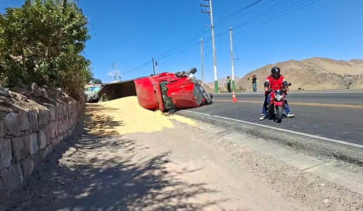 Despiste y volcadura de tráiler en la variante de Uchumayo, en Arequipa. Foto: Difusión.