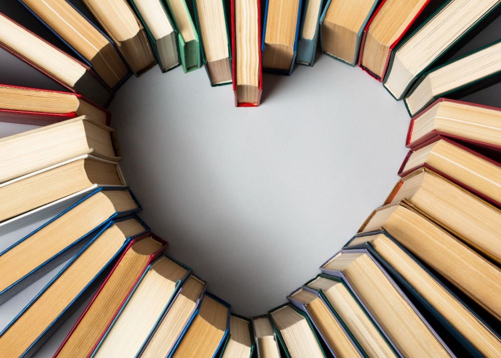 Esta categoría engloba una amplia gama de temas, que van desde consejos sobre relaciones interpersonales hasta autoayuda, reinvención profesional y psicología más especializada.