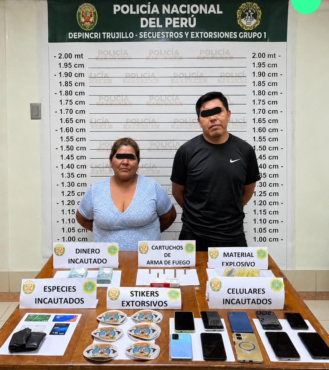 Una pareja fue detenida en el centro poblado El Milagro. Se les incautó cartuchos de dinamita, balas, stickers, dinero en efectivo y un vehículo.
