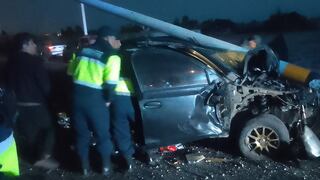 Pisco: chocan auto contra poste por más de 10 metros y les cae encima