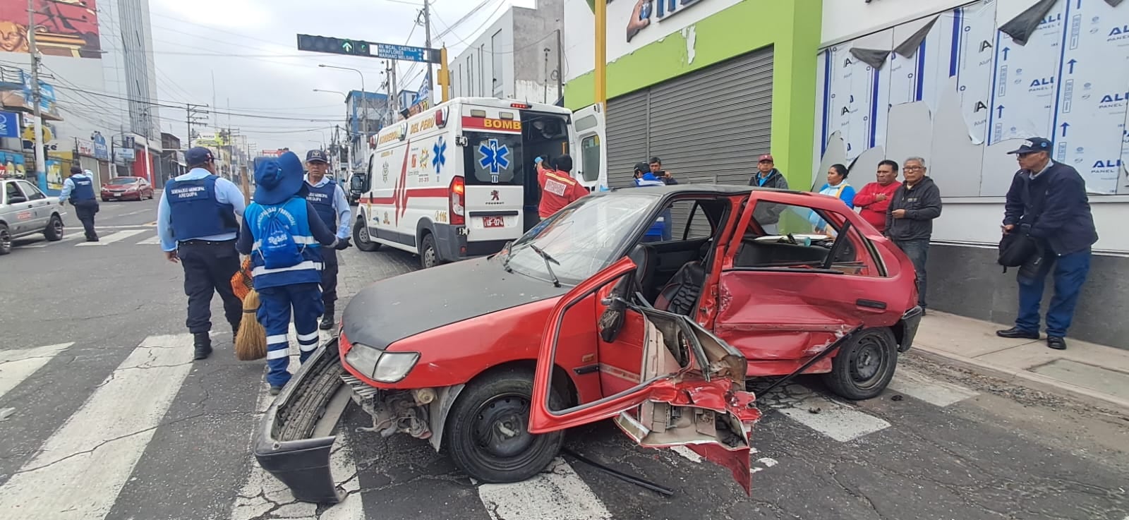 El automóvil rojo llevó la peor parte. Foto: GEC