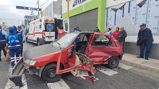 Arequipa: Ambulancia de EsSalud choca con automóvil y deja un herido