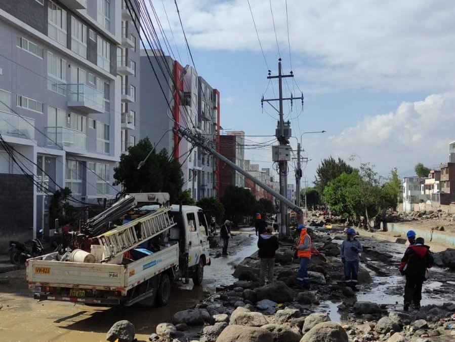 Más de 900 familias sin energía eléctrica en Arequipa por daños a postes (Foto: Seal)