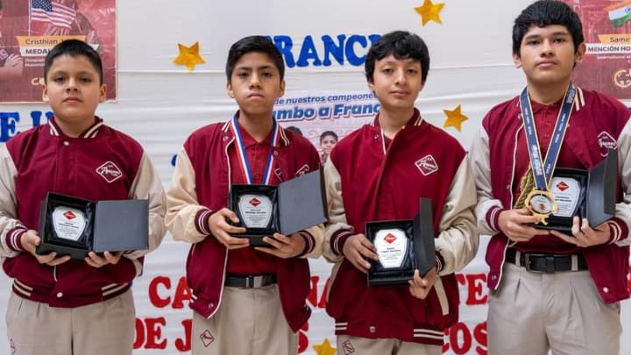 Abisai Vásquez Cueva, Samir Cayán Sánchez y Samuel Hidalgo Ascate recibieron un merecido reconocimiento.