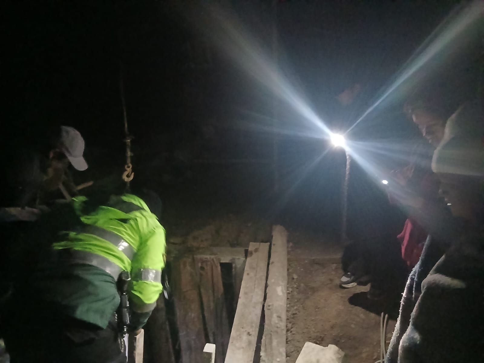 Las primeras versiones indican que inhalaron gases tóxicos mientras laboraban.