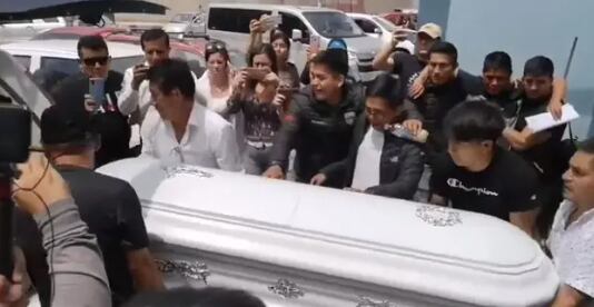 Familiares de Kevin Pedraza reciben cuerpo del cantante.