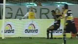 VIDEO: Jugador derriba su arco al evitar un gol