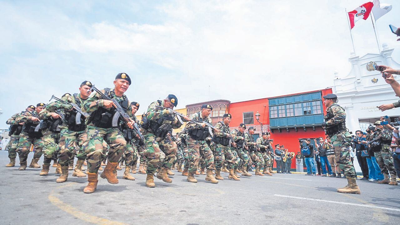 Jefe policial de La Libertad, general Augusto Ríos, confirma que agentes viajaron a Sullana, provincia declarada en emergencia. Presidenta del Consejo Regional, Verónica Escobal, lamenta decisión, pues hay déficit de efectivos en este departamento. También pide que soldados patrullen las calles como lo harán en Lima.