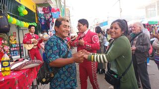 Sorprenden a joven comerciante ambulante en su cumpleaños con torta y mariachis, en Huancayo (VIDEO)