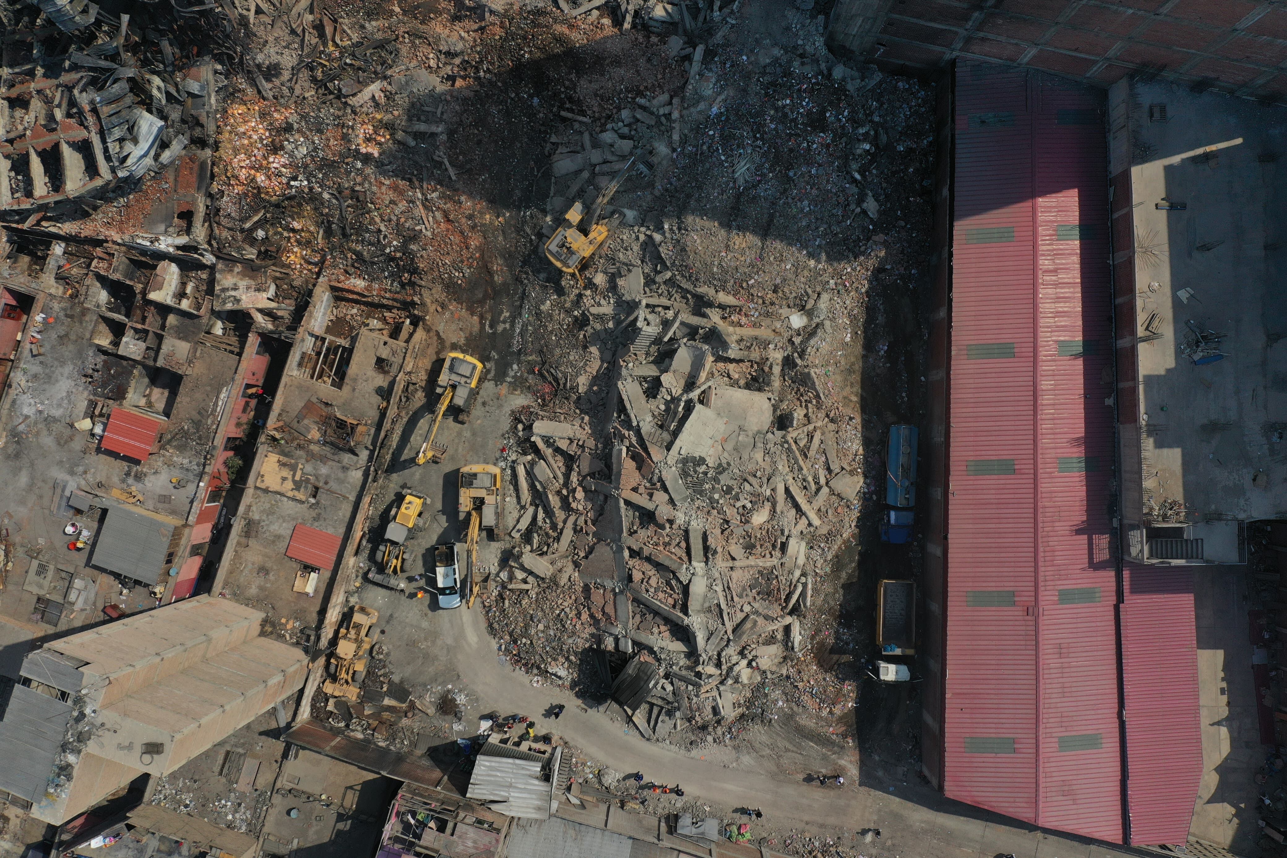 Tras el devastador incendio en Barrios Altos, autoridades iniciaron la demolición controlada de estructuras afectadas. La zona permanece acordonada ante el riesgo de colapso de más edificaciones.