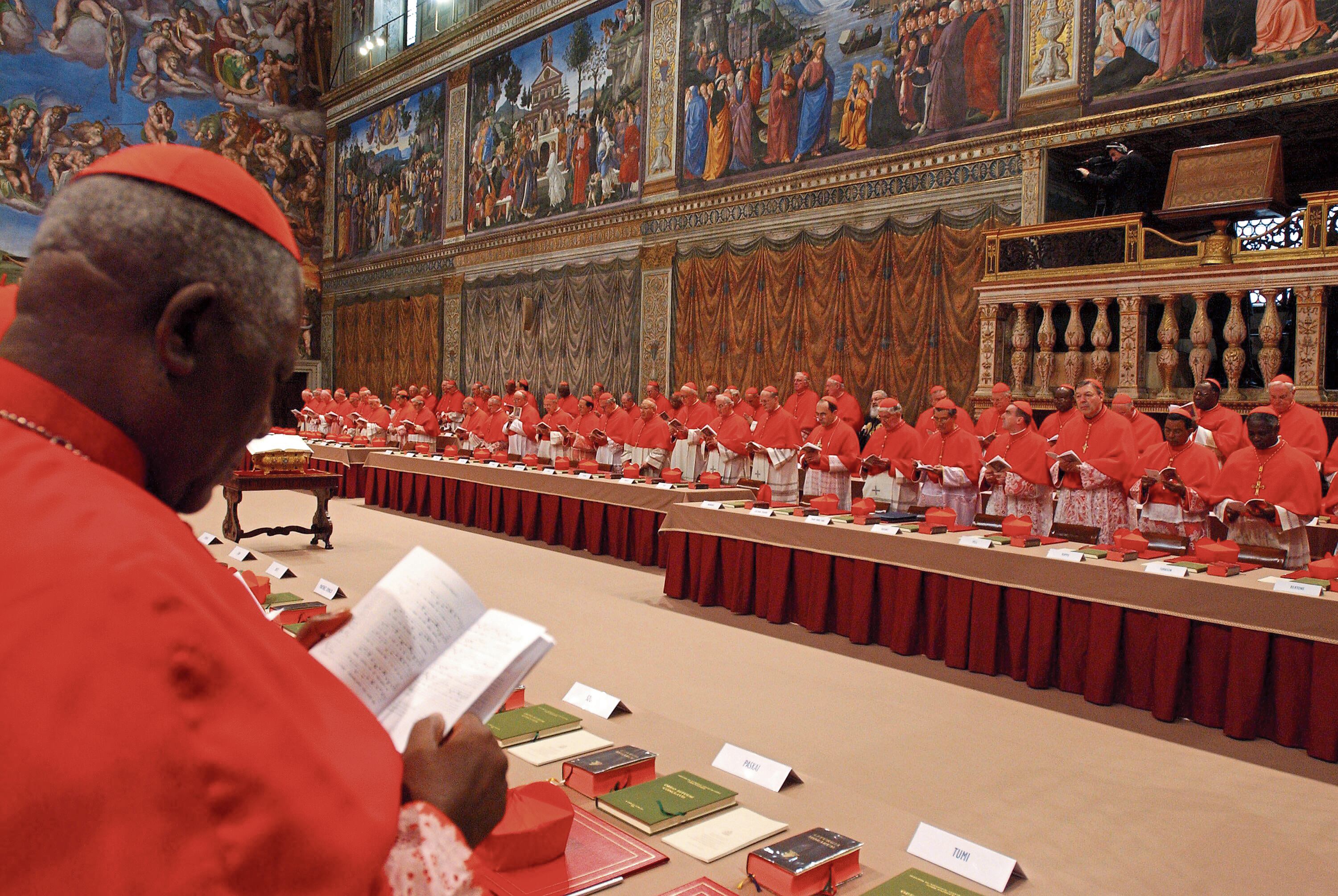 Entre los electores del nuevo pontífice, el 80% ha sido designados por el fallecido Francisco, tres de ellos fuertemente voceados para sucederlo, como los italianos Matteo Zuppi y Pietro Parolin, así como el filipino Luis Tagle. (AP Photo/Osservatore Romano, ho)
OPSE 2005ABR19 VATICANO CONCLAVE CAPILLA SIXTINA CARDENALES ELECCION NUEVO PAPA
2005ABR19 AFD