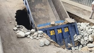 Volquete se hunde en forado de pista en Trujillo