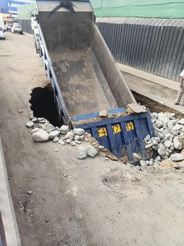 Vehículo transitaba por la avenida Nicolás de Piérola y terminó con los neumáticos posteriores en un enorme hueco. (Foto: Agenda.pe)