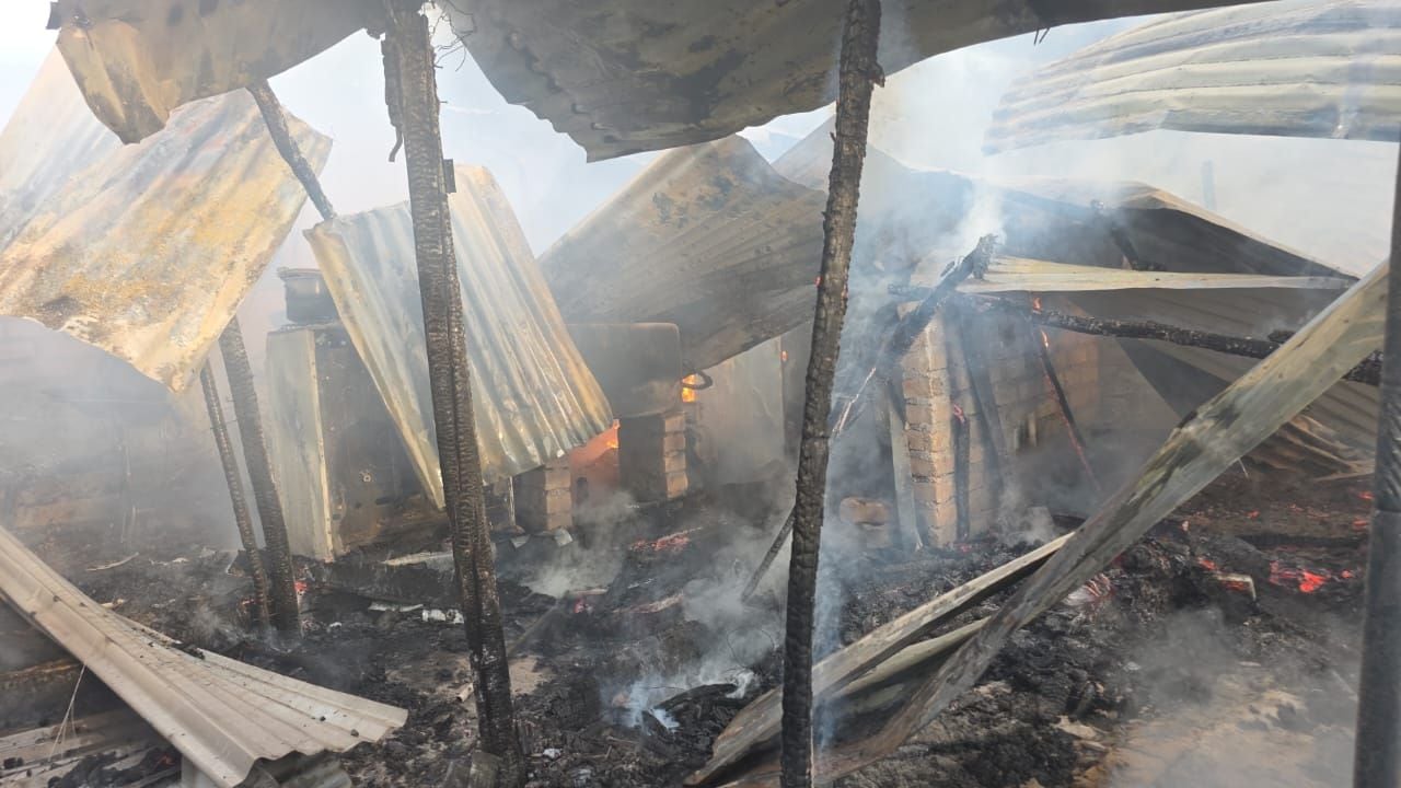 Vivienda rústica quedó en escombros.