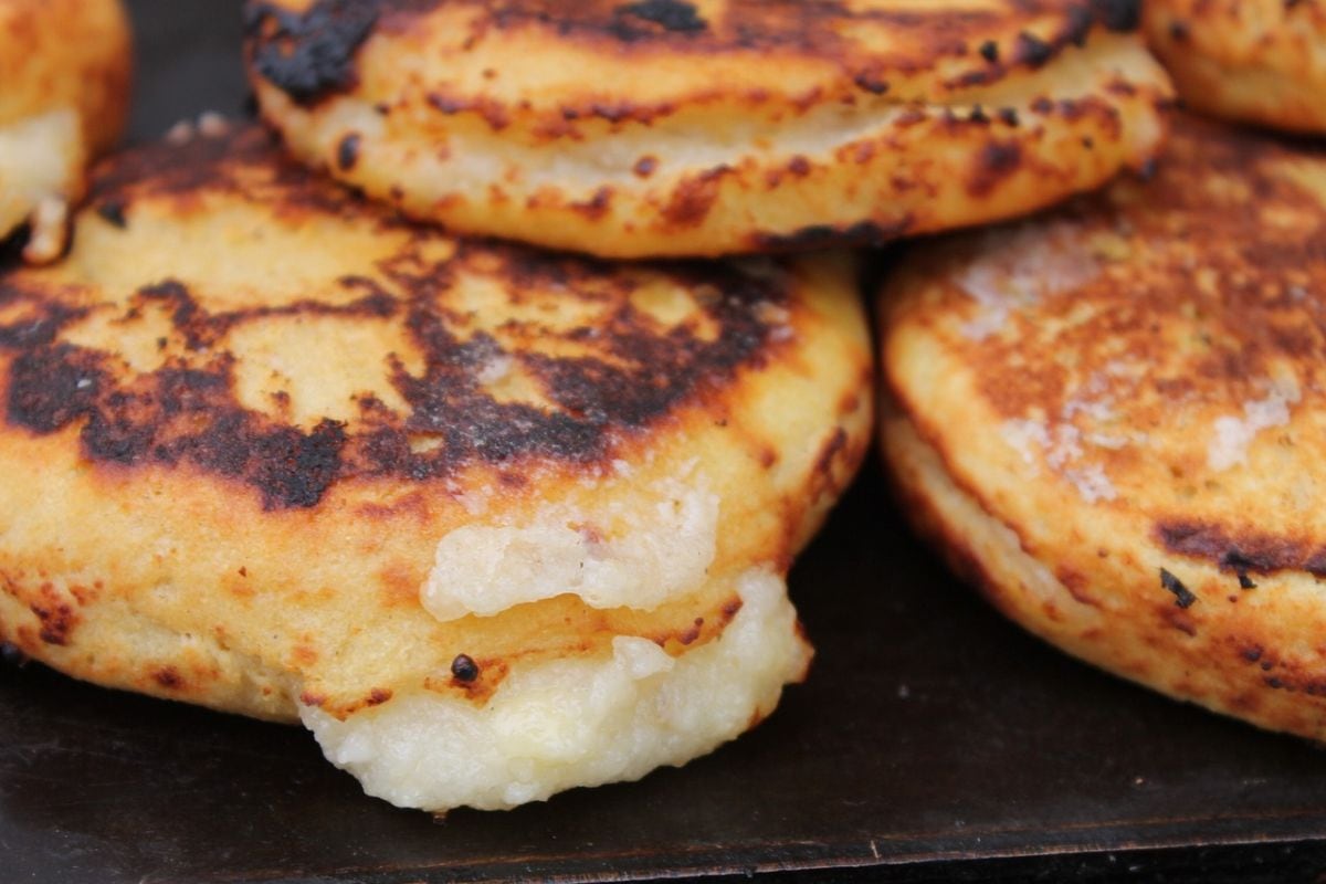 En Latinoamérica las arepas se rellenan con carne mechada, pollo asado o cocido deshilachado, aguacate, huevos revueltos, embutidos, queso, frijoles, entre otros. (Foto: Andrés Liévano / Pixabay)