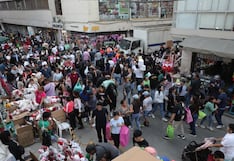 Fiebre navideña: Cientos acuden a Mesa Redonda para comprar adornos y regalos (FOTOS)