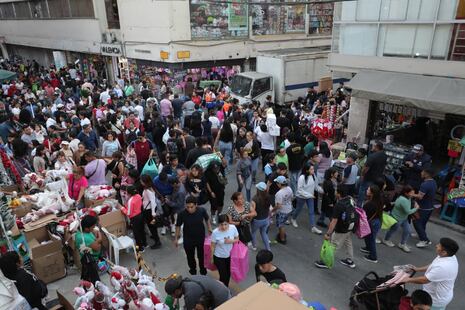 Fiebre navideña: Cientos acuden a Mesa Redonda para comprar adornos y regalos (FOTOS)