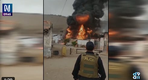 El siniestro se reporta en un predio ubicado en la calle León Dormido. La Policía cerró el tránsito en la zona mientras continúan las labores para controlar el fuego. FOTO: CAPTURA CANAL N