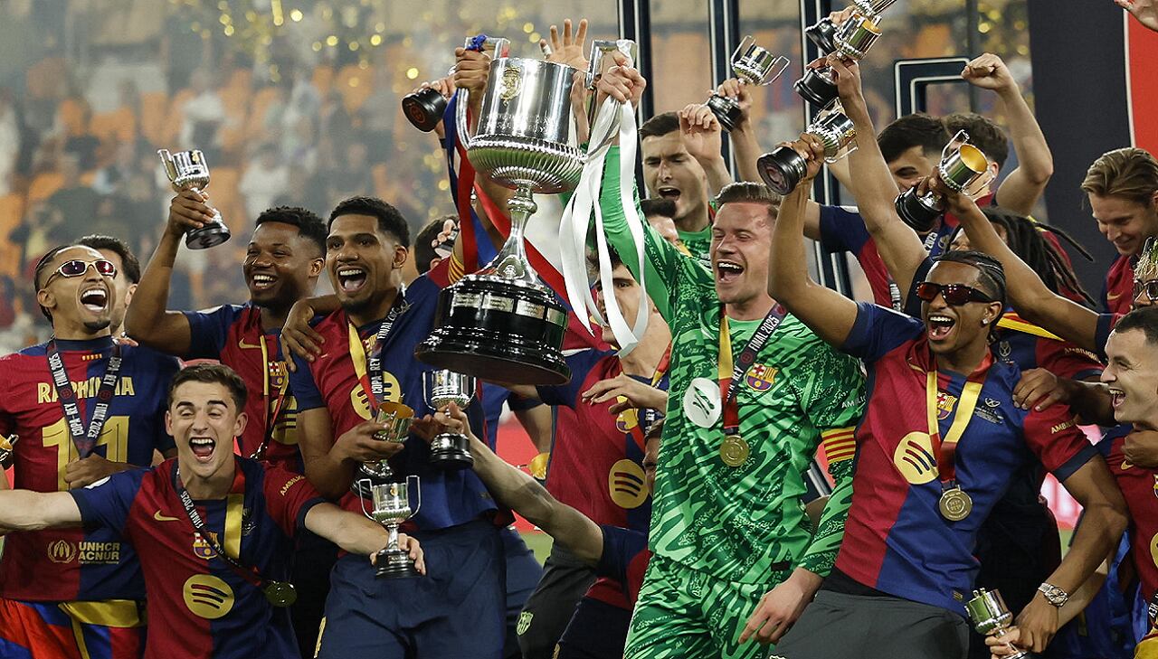 Los jugadores del FC Barcelona celebran su victoria en la final de la Copa del Rey en el estadio de La Cartuja, en Sevilla. Foto: EFE / Julio Muñoz.