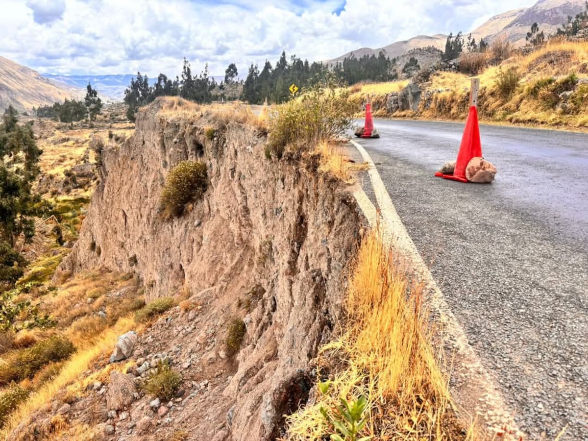 La Cartelería que Salva Vidas: Casos Prácticos y Ejemplos de Señales de Precaución Esenciales 4 Aprende a identificar advertencias en la vía y en la montaña, talud inestable en Arequipa