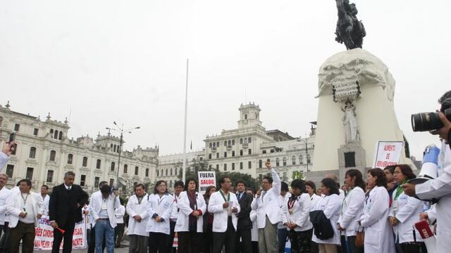 Médicos de EsSalud acuerdan continuar en huelga