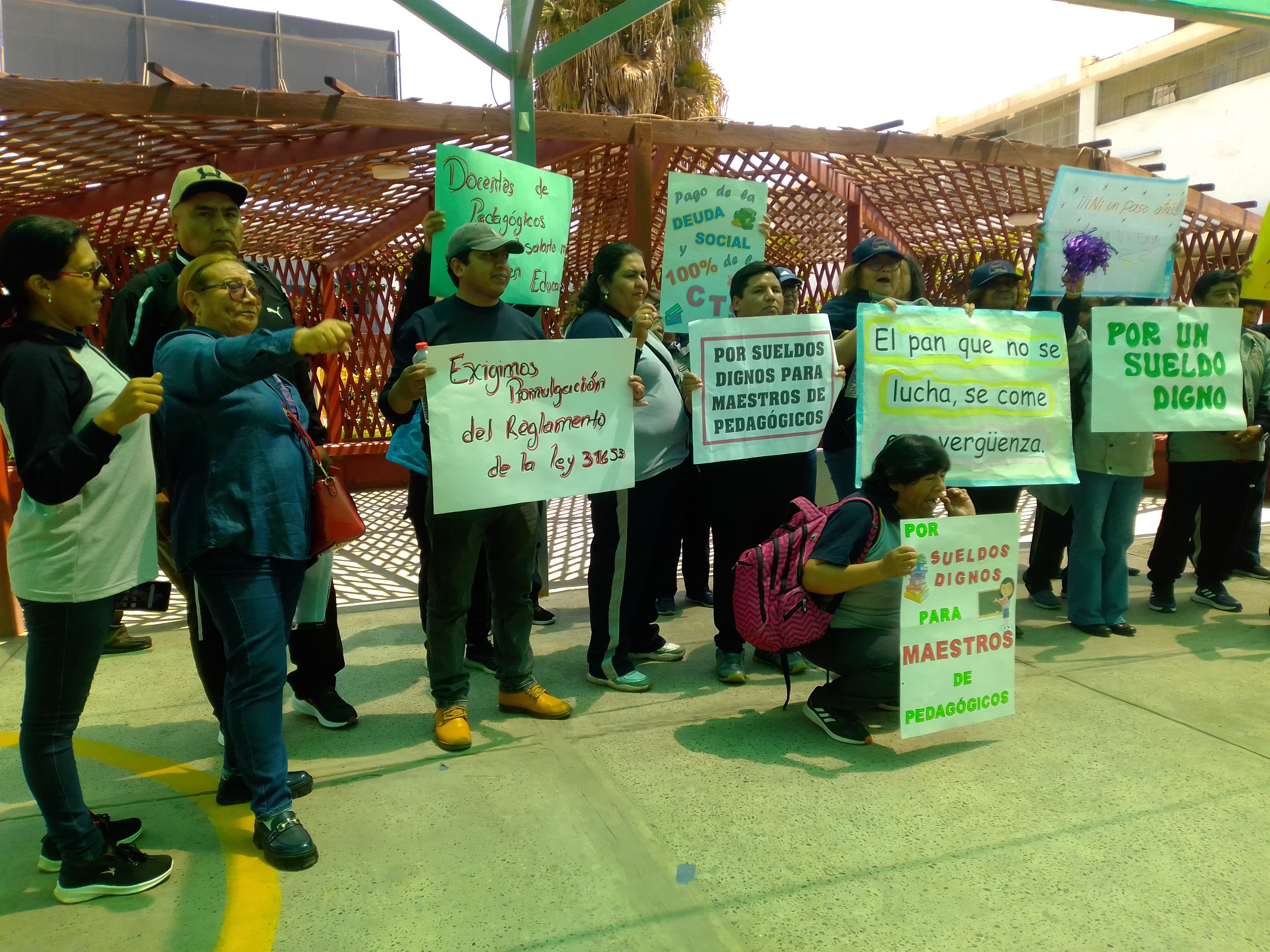 Docentes del Pedagógico Jiménez Borja, al igual que sus pares a nivel nacional, se sienten discriminados. (Foto: Adrian Apaza)