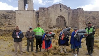 Policías de San Juan de Tarucani en Arequipa donan frazadas a pobladores de bajos recursos 