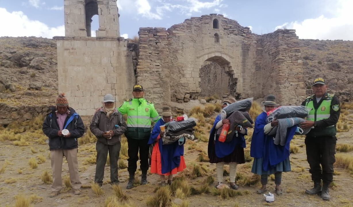 Acción policial de apoyo a los pobladores de San Juan de Tarucani. (Foto: Difusión)
