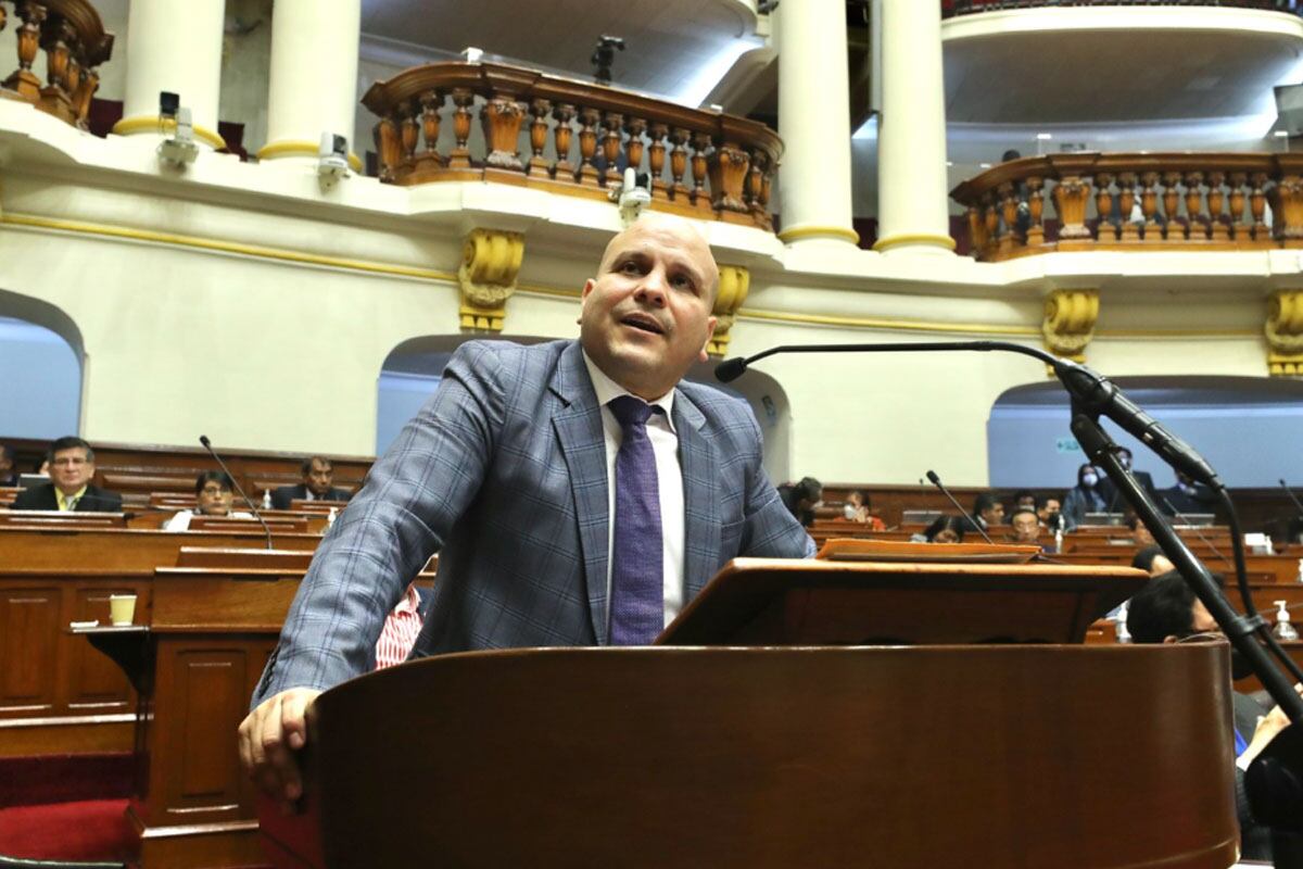 Salas afirmó que el juicio oral contra Martín Vizcarra se basa en acusaciones sin pruebas sólidas. Foto: Congreso
