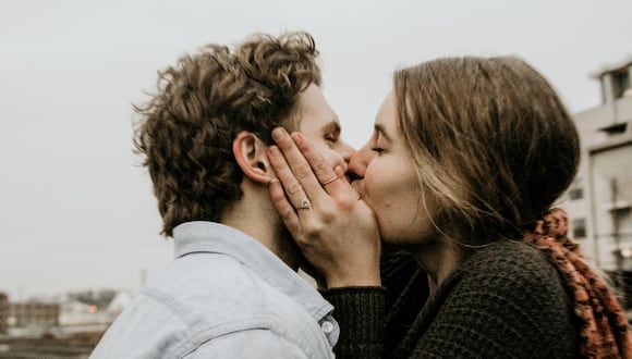 La oxitocina, la dopamina y la serotonina son las hormonas de la felicidad que se liberan en un beso y traen múltiples beneficios en la salud física y mental del ser humano.