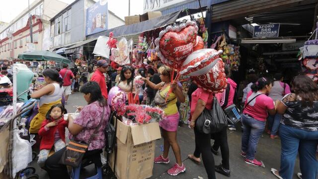 Limeños abarrotan Mercado Central y Mesa Redonda por Día de la Madre