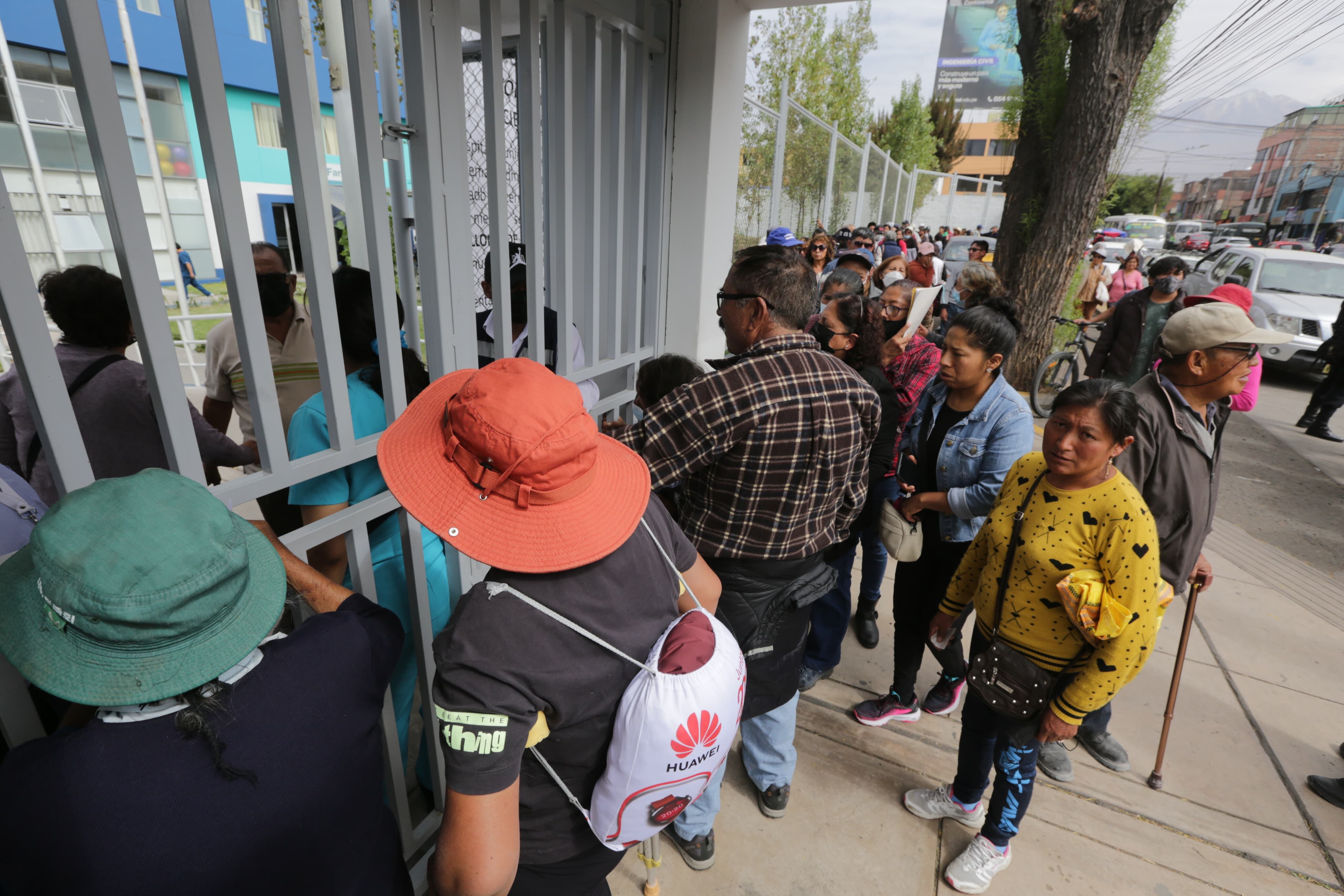 Decenas de asegurados se quejan por falta de atención. (Foto: Leonardo Cuito)