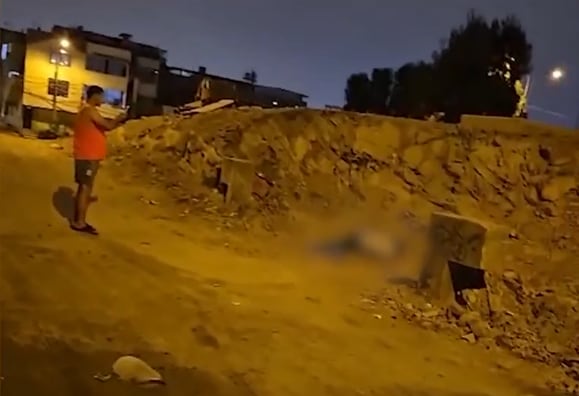 Un ciudadano extranjero fue asesinado por delincuentes armados en una zona descampada de la cooperativa Umamarca, en San Juan de Miraflores. La Policía Nacional halló casquillos de armas de largo y corto alcance en la escena del crimen. (Captura de imagen de América Noticias)