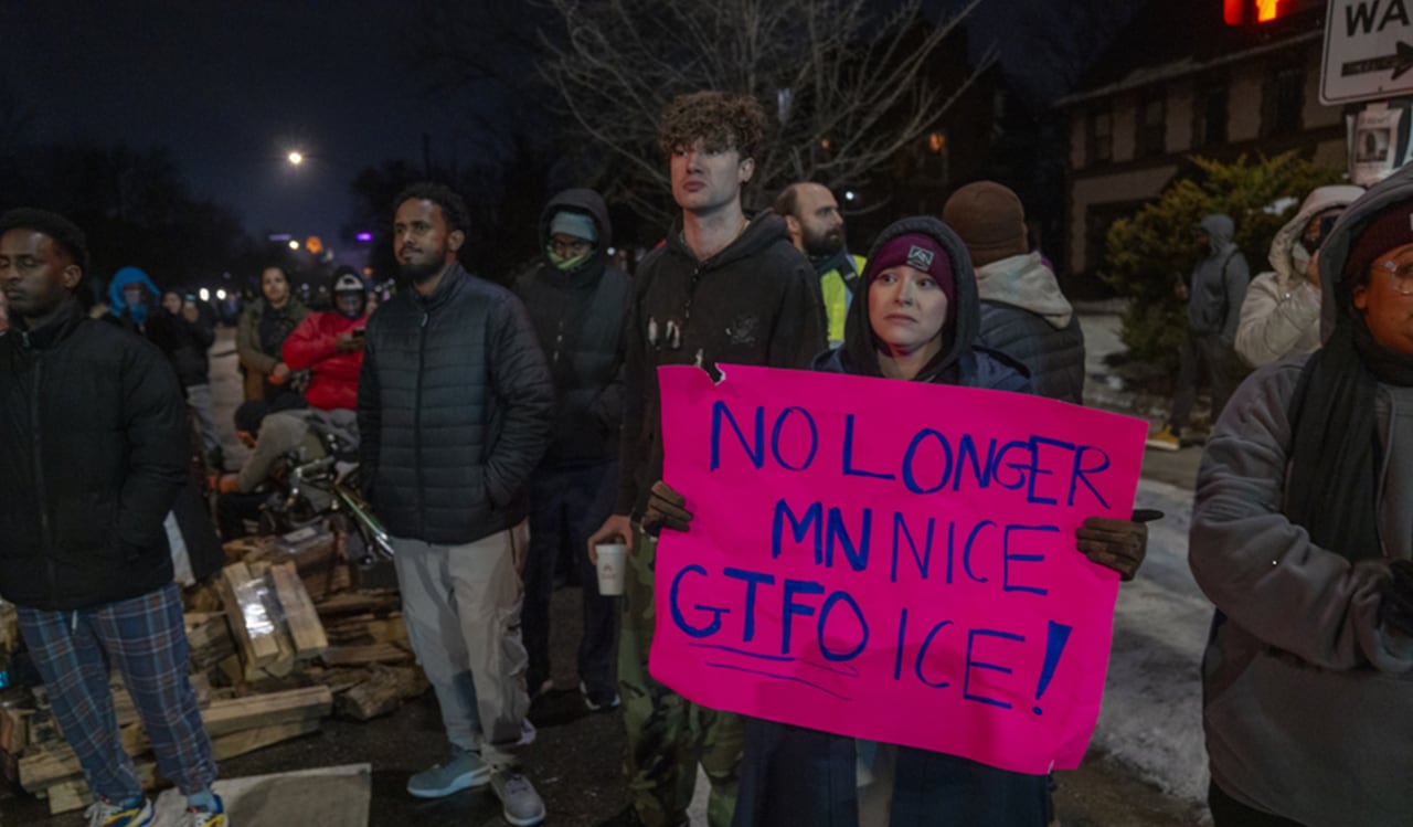 Una mujer murió tras recibir disparos de agentes del Servicio de Inmigración y Control de Aduanas (ICE, en inglés) de Estados Unidos, en Minneapolis (Estados Unidos). Foto: EFE/ Angel Colmenares