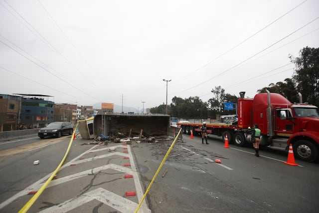 Camión se vuelca en la Vía de Evitamiento y provoca congestión vehicular en San Juan de Lurigancho