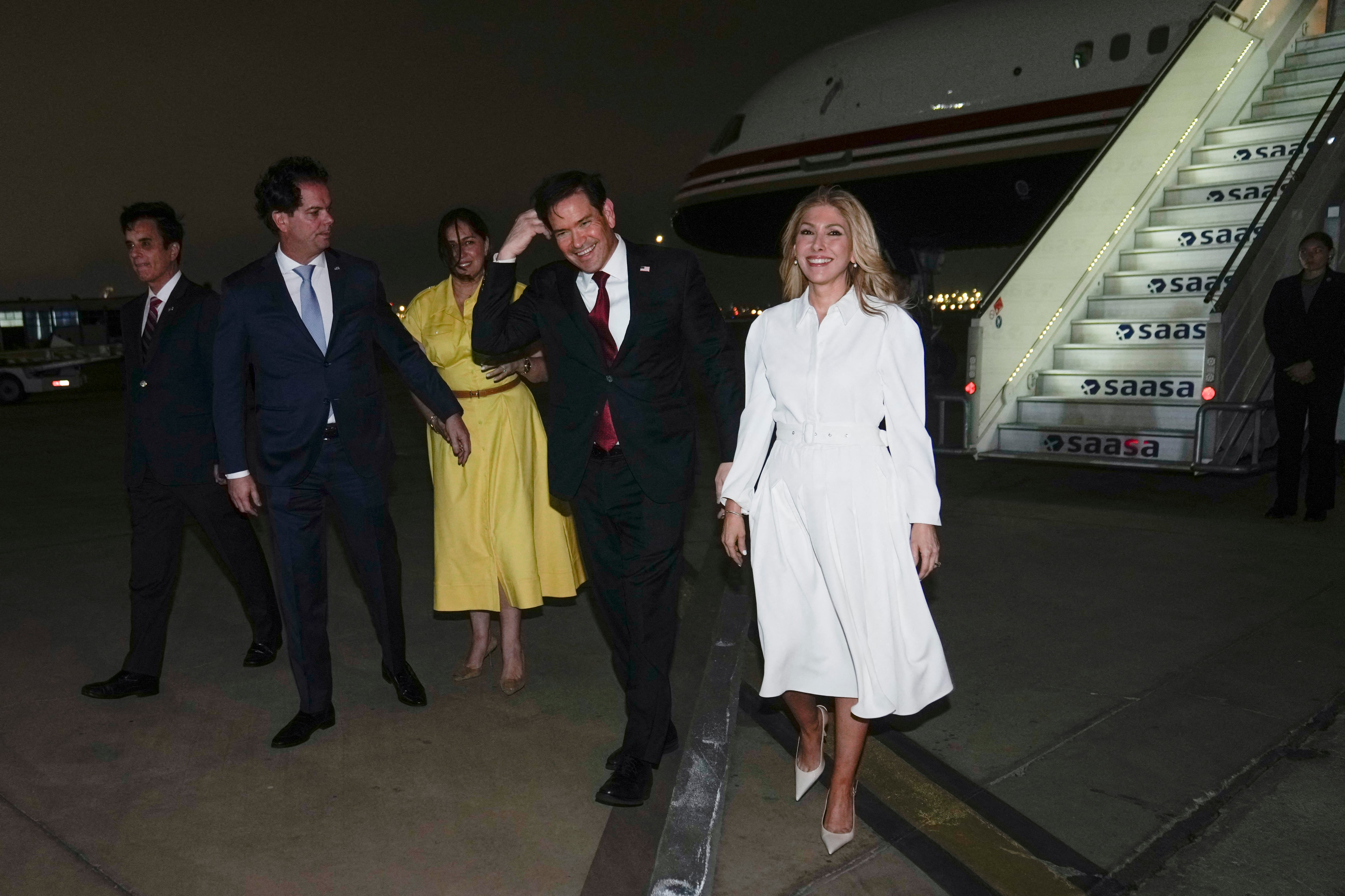 El secretario de Estado de EE. UU., Marco Rubio, y su esposa, Jeanette Dousdebes, llegaron al Grupo Aéreo N° 8, en el Callao la noche del 9 de septiembre de 2026. Fueron recibidos por el Canciller peruano Carlos Espá y el embajador de EE.UU. en Perú, Bernie Navarro. Foto: Martin Mejia / AFP