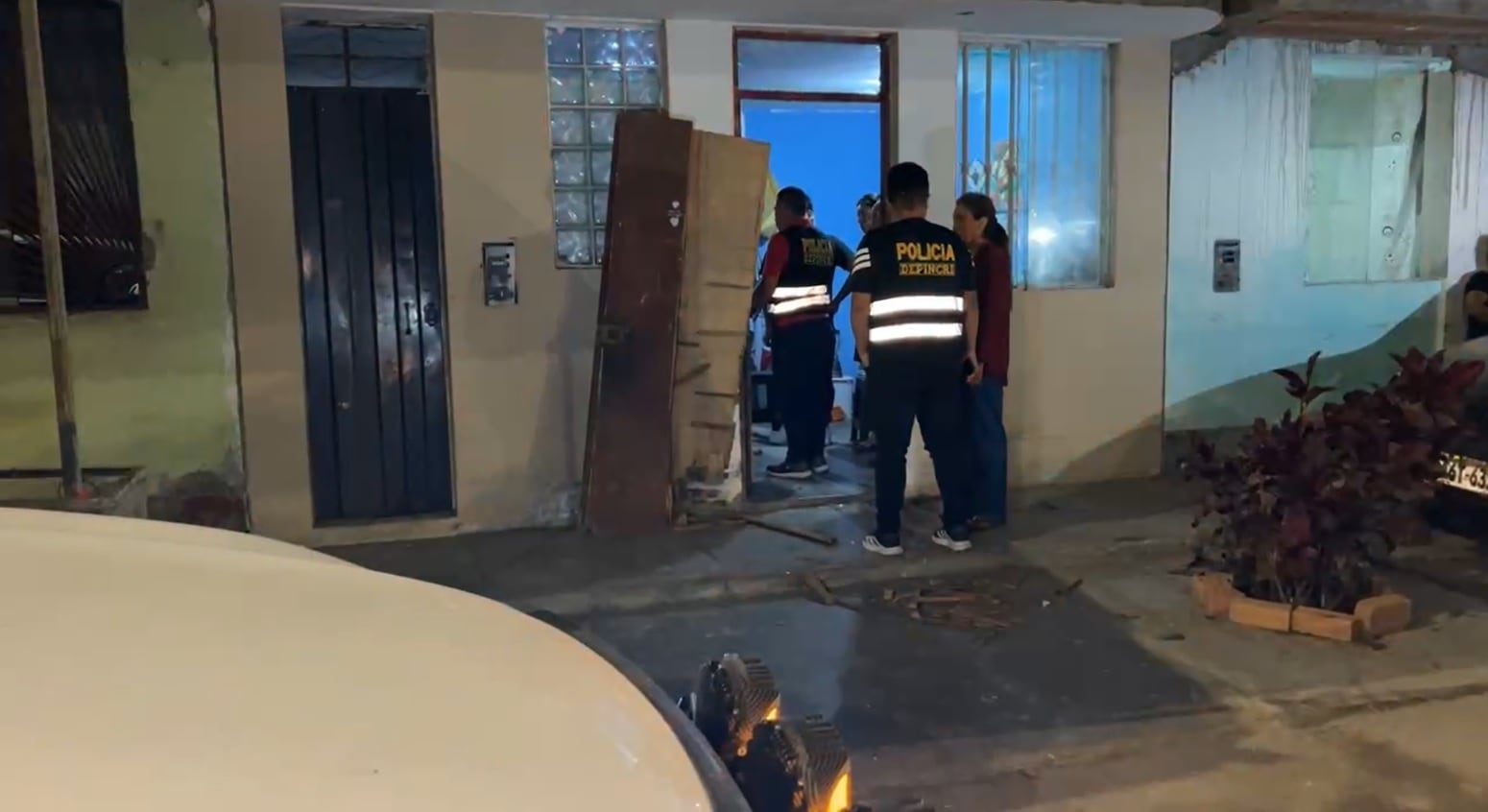 Desconocidos llegaron y arrojaron el artefacto causando destrozos en inmueble situado en la provincia de Virú. (Foto: Radio Ke Buena TV y Redes)