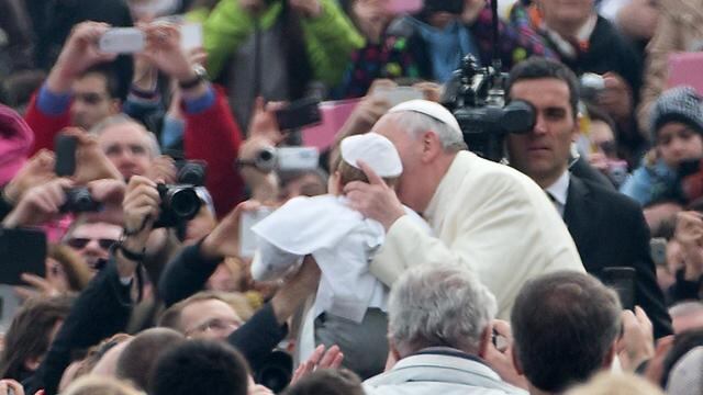 Papa Francisco cargó y besó a niño vestido como él