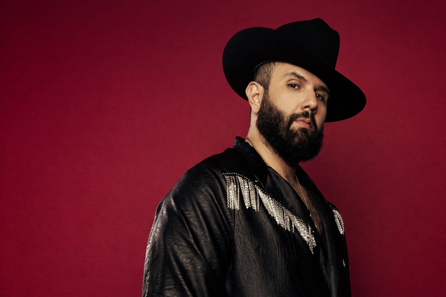 Carín León ha sabido reinventar el género regional mexicano al fusionarlo con sonidos contemporáneos y letras cargadas de sentimiento.