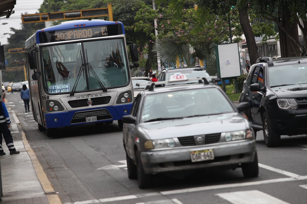 La medida se aplicará inicialmente en un tramo de 1,5 kilómetros entre Paseo Colón y el jirón Emilio Fernández. La ATU estima que beneficiará a más de 70 mil usuarios diarios del Corredor Azul.