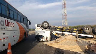Ica: camión se despista y vuelca en la Panamericana Sur a la altura de Villacurí